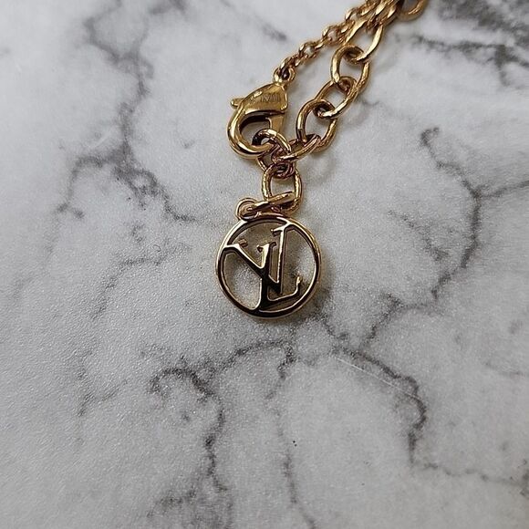 Authentic Louis Vuitton Essential V Gold Necklace - Picture 3 of 5